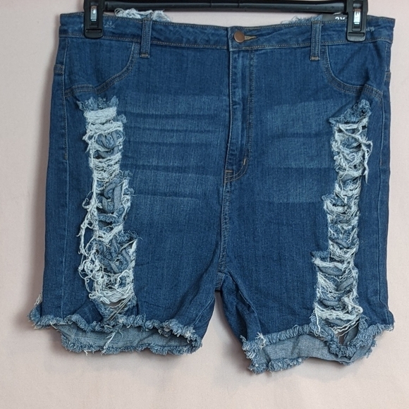 Fashion Nova Yes Now Distressed Bermuda Shorts Medium Blue Wash size 2X - Picture 1 of 8